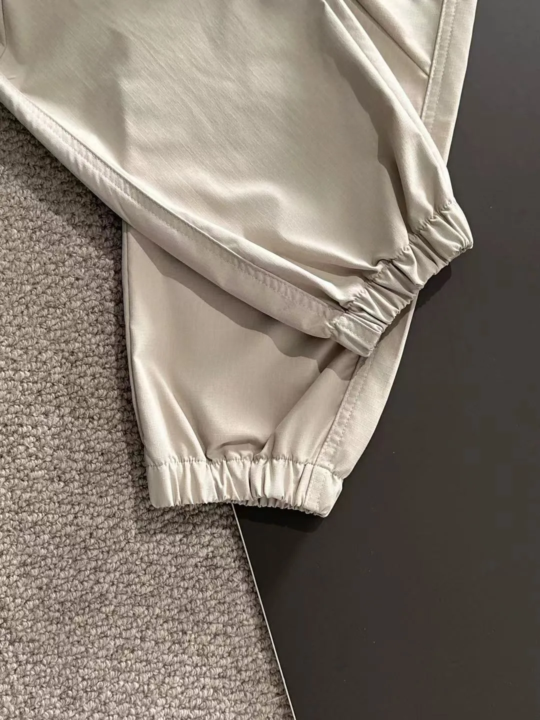 Next day shipment P360 Stone Island/Stone lsland 2025 spring and summer new elastic band casual solid color legged trousers, the trouser hem is stitched with two stitches, the stitching is fine and firm, the counter-customized fabric is highly breathable and comfortable, and the details are impeccable. The brand element design concept reflects high quality. It feels delicate and soft! It presents a casual cut and the upper body shape is great! Size: M-3XXL